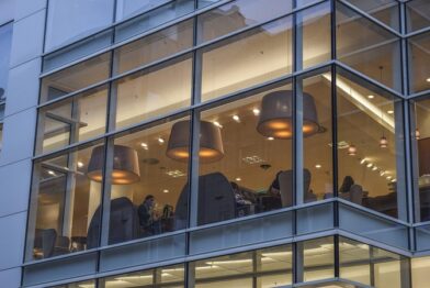 Fachadas de vidro para lojas e escritórios
