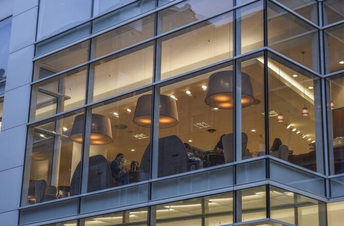 Fachadas de vidro para lojas e escritórios