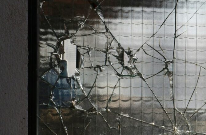 Vidraceiro 24 h em Moema: o que fazer quando o vidro quebra?